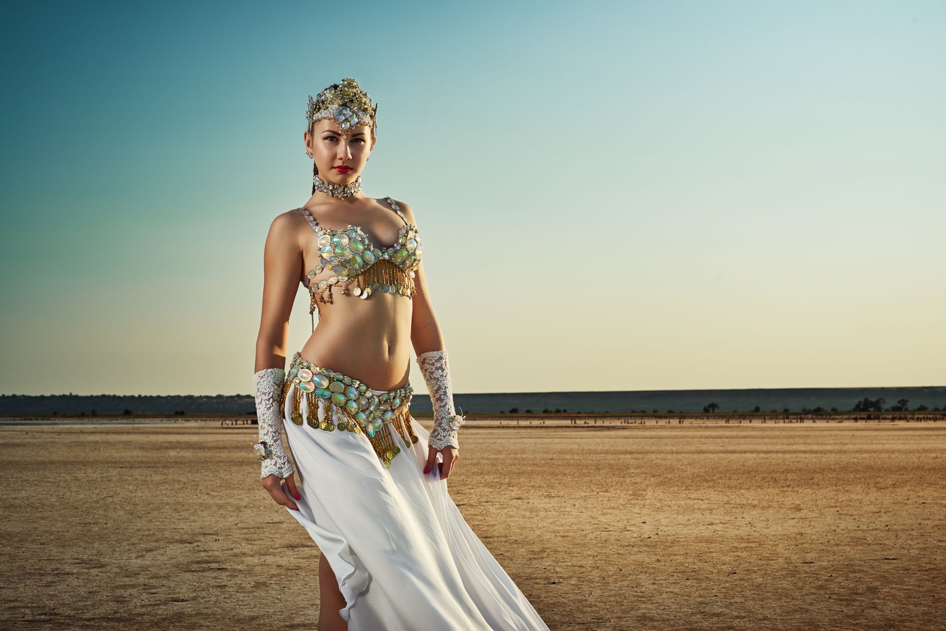 Beautiful belly dancerin desert safari dubai abu dhabi UAE